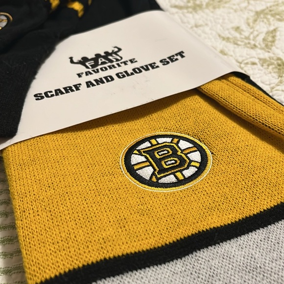 NWT Boston Bruins Scarf & Glove Set NHL 🏒 ❄️ - Picture 3 of 6